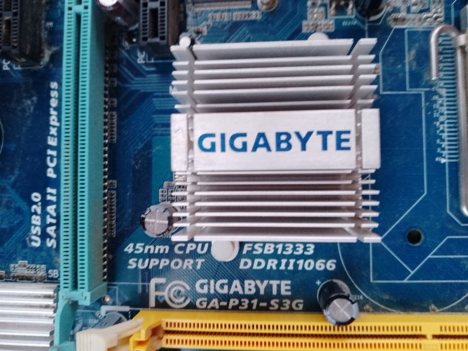 Плати комп'ютера та мікрофони.