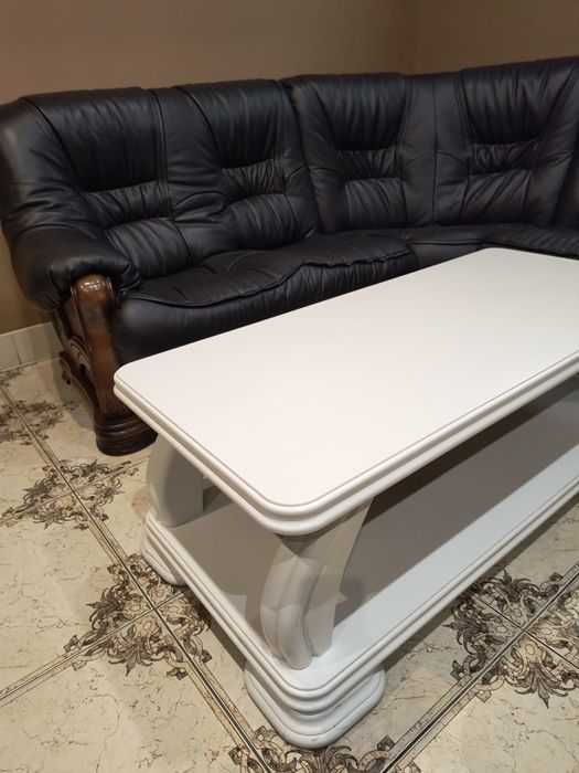 Шкіряні дивани і Деревяний стіл з масиву