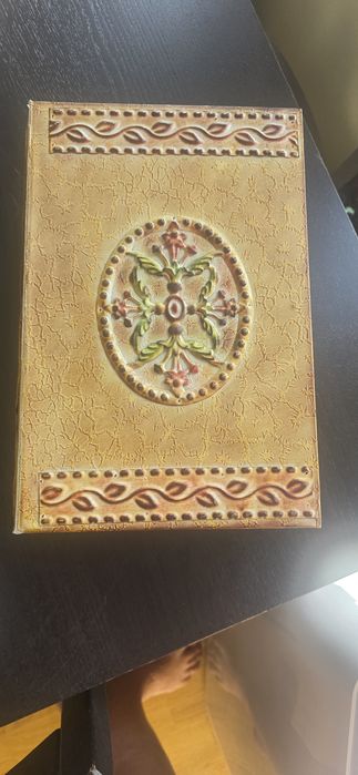 Caixa em forma de livro