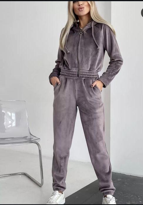 Жіночий весняний костюм