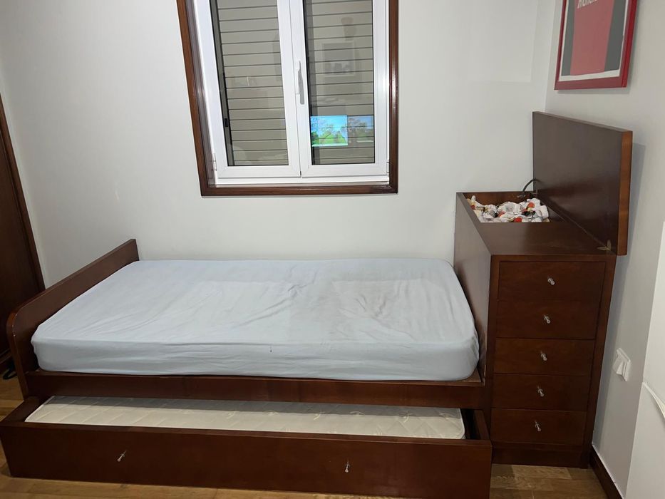 Cama dupla e gavetas