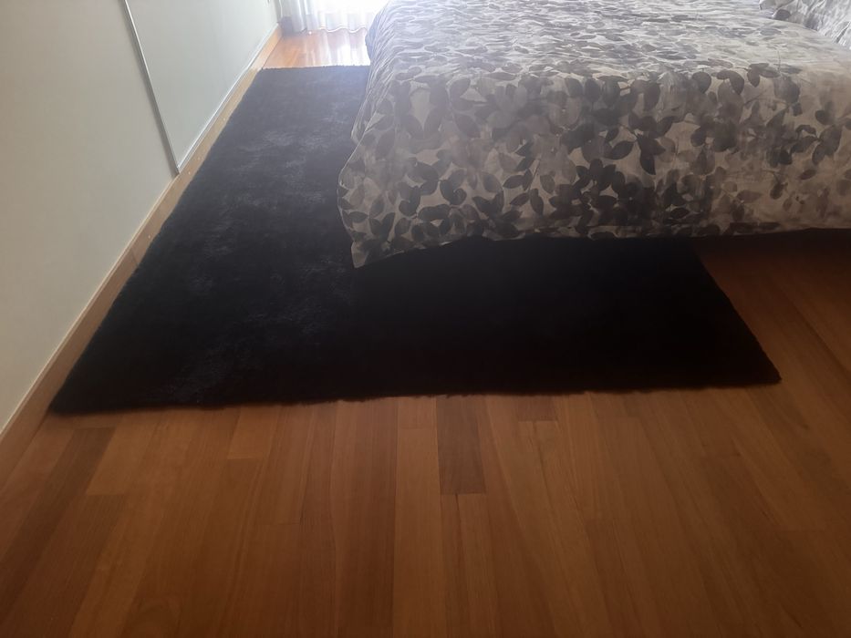 Carpetes pretas em bom estado