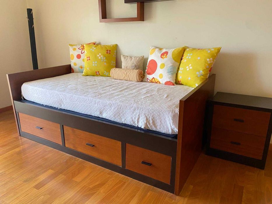 Cama de solteiro em madeira maciça + colchão e estrado
