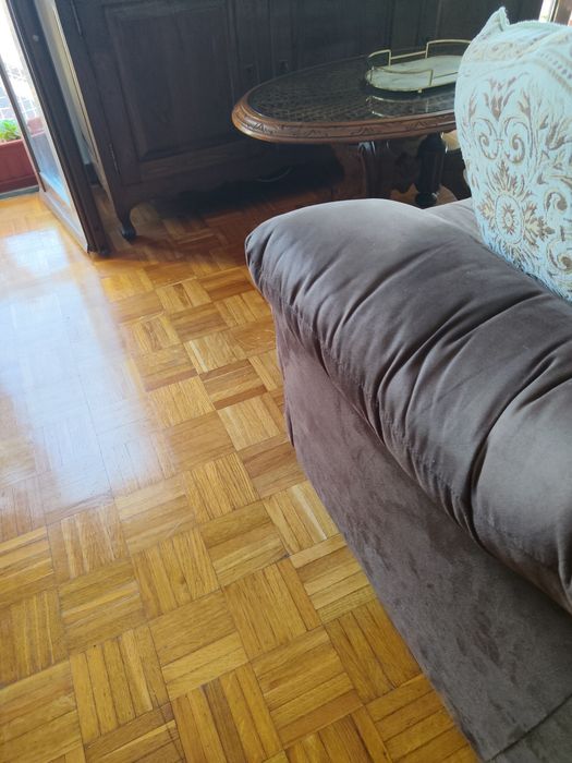 Sofá de dois lugares em castanho