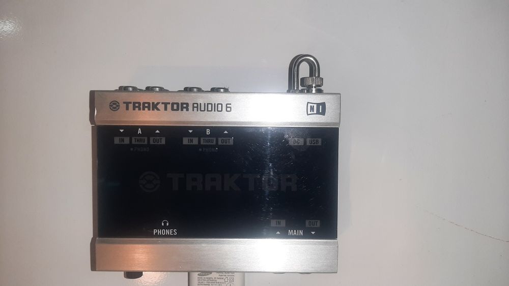 -traktor scratch A 6 ( placa d3 som + timecodes 2x lp/2× cd )

-não in