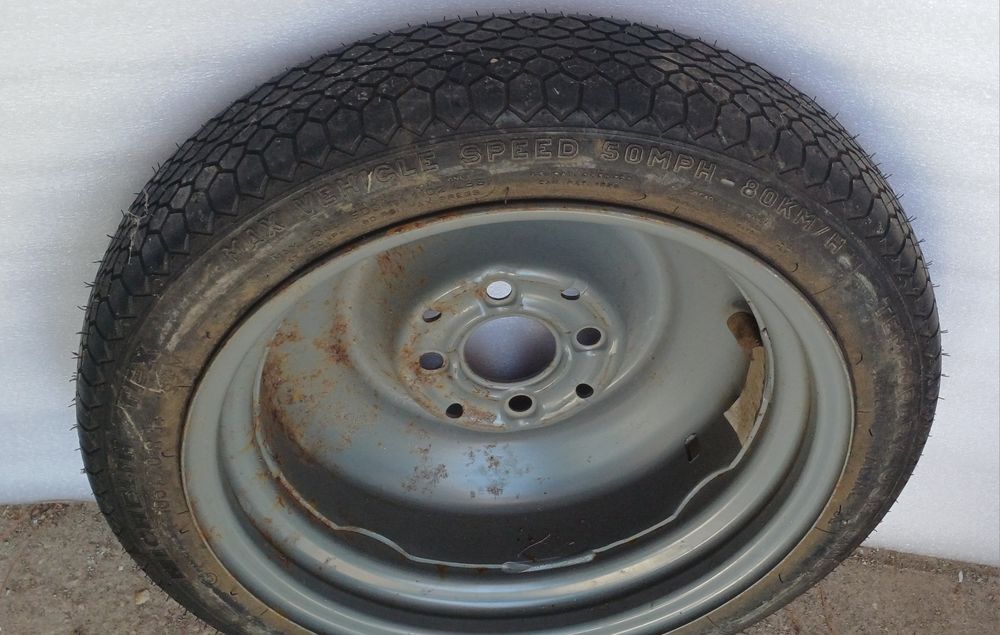 Pneu e jante suplente Michelin T105/70 R14 84M com 4 furos