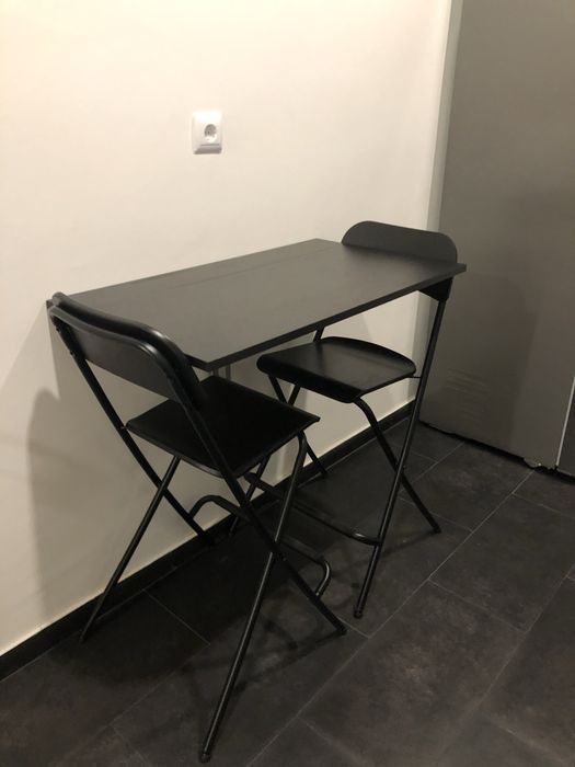 Mesa de cozinha com duas cadeiras