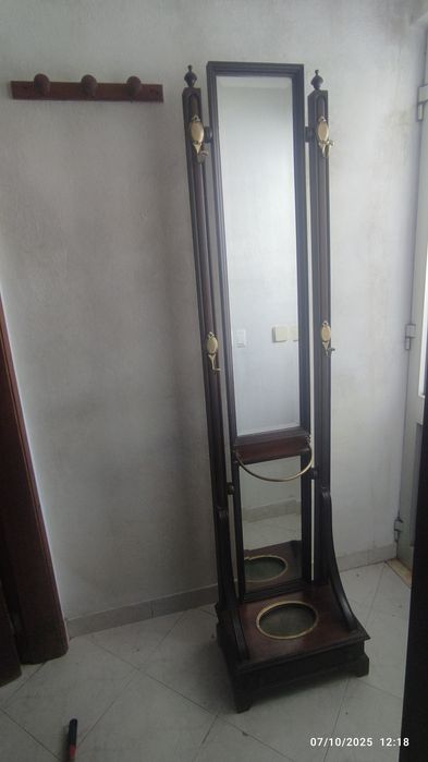 Cabide e bengaleiro em nogueira