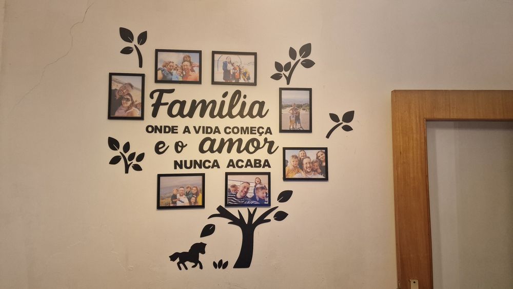 Decoração de Parede Família com Molduras para Fotos