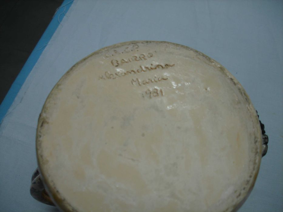 Caneca barro esmaltado assinada