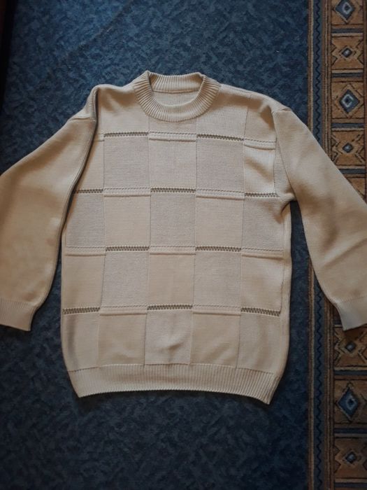 В наявності в гарному стані светер.