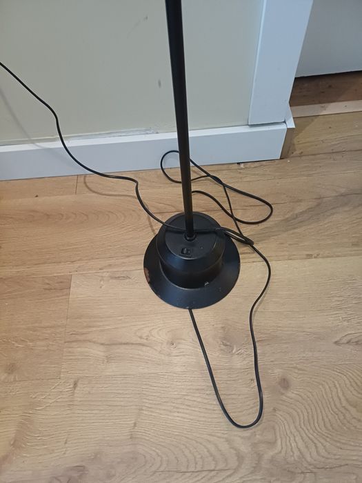 Candeeiro de pé alto preto