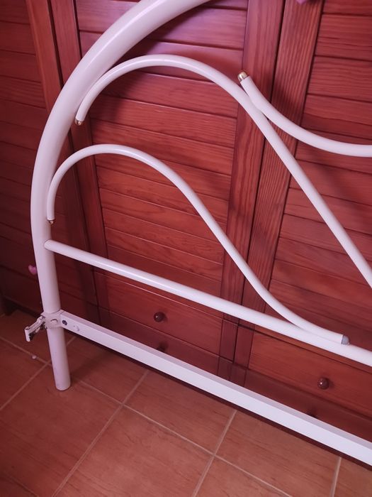 Cama de metal branco e dourado