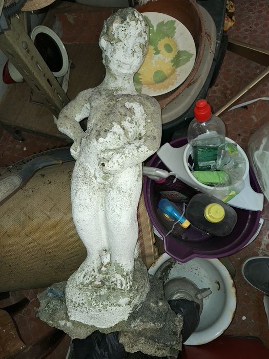 Replica de "Manneken Pis", em pedra, para fonte de jardim. Desmontado.