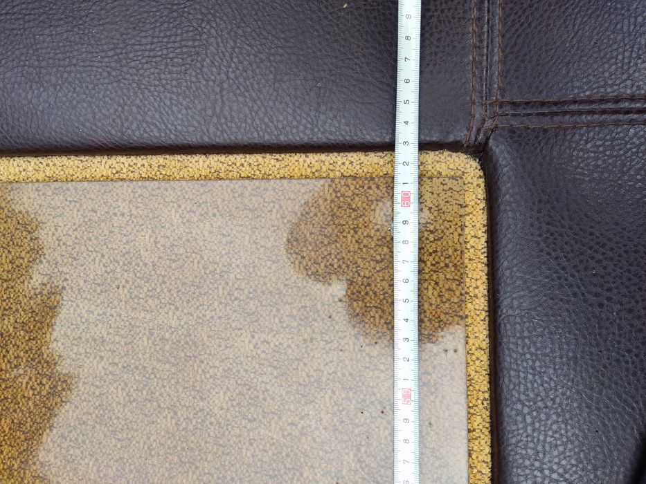 Mesa de centro em pele com vidro