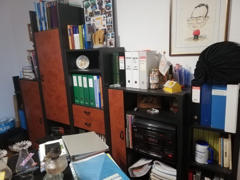 Conjunto escritório com mesa e modulo de moveis arquivo
