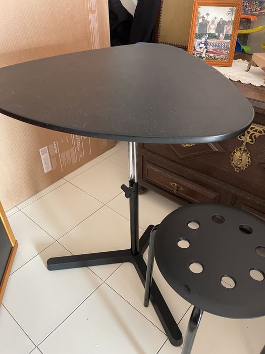 Triangular Table + Black Bench64739233371777121