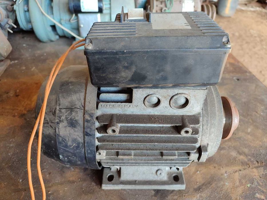 Motor elétrico monofásico com polia acoplada