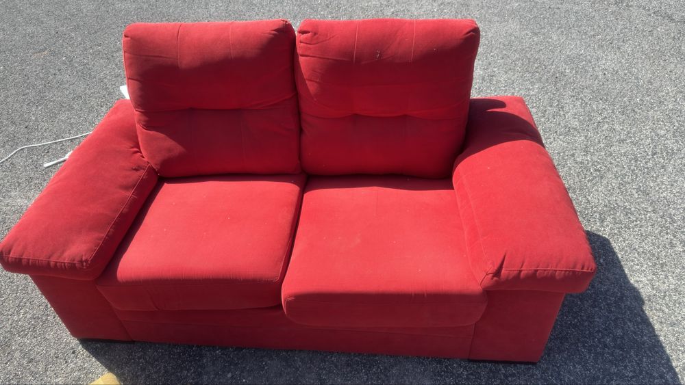 Sofa dois lugares vermelho