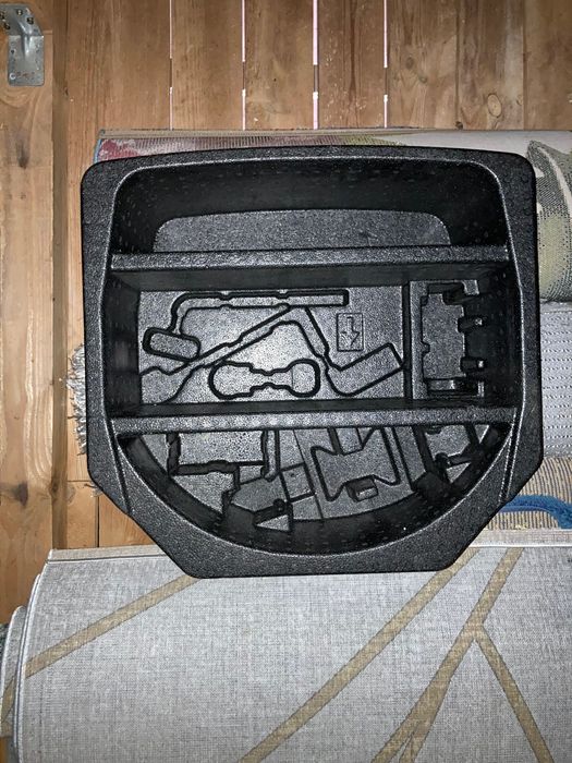 Toyota Auris Kombi styropian do bagażnika wypełnienie koła zapasowego