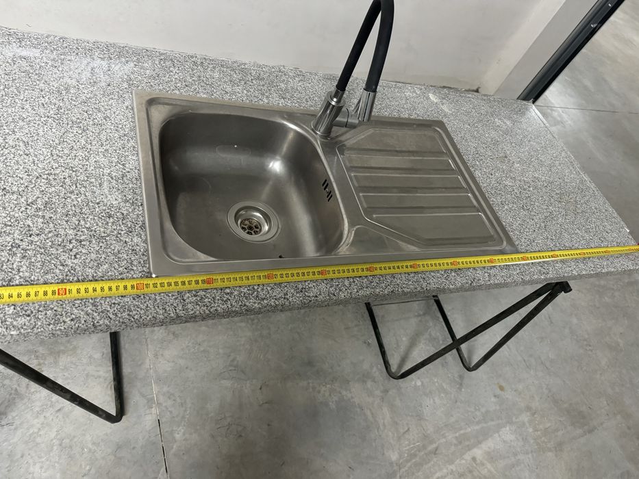 Pedra para banca de cozinha com furo para placa e pio para lava loiça