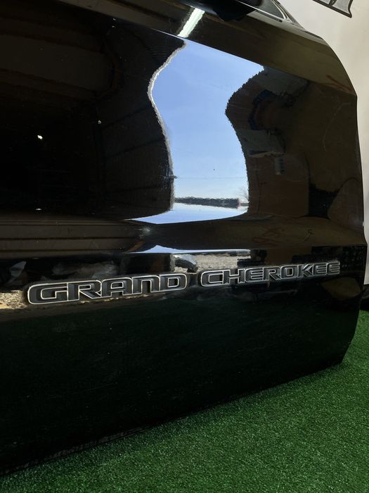 Дверь правая передняя задняя  на Jeep Grand Cherokee WK2