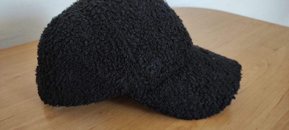 Продаю кепку ткань букле, черного цвета размер регулируется липучкой
