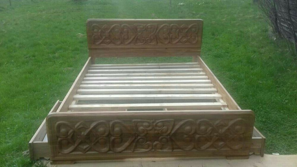 Продається  різьблене ліжко,тумбочки,комод  з масиву дерева,дуба.