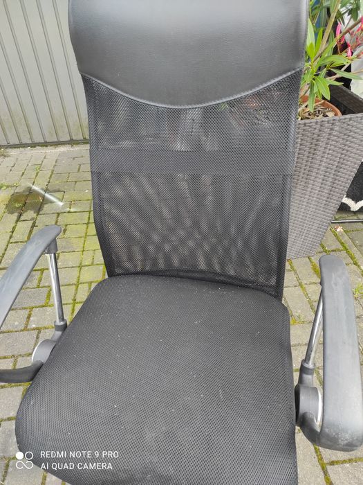 Czarne krzesło obrotowe