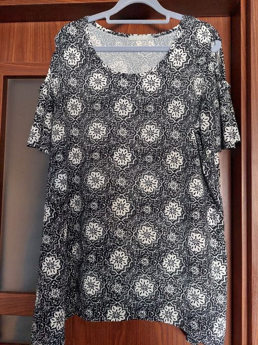 Śliczna bluzka z wyciętymi ramionami