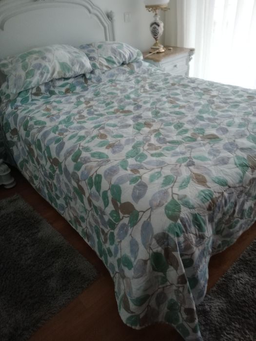 Vendo  colcha  estampada  em  tons  clarinhos