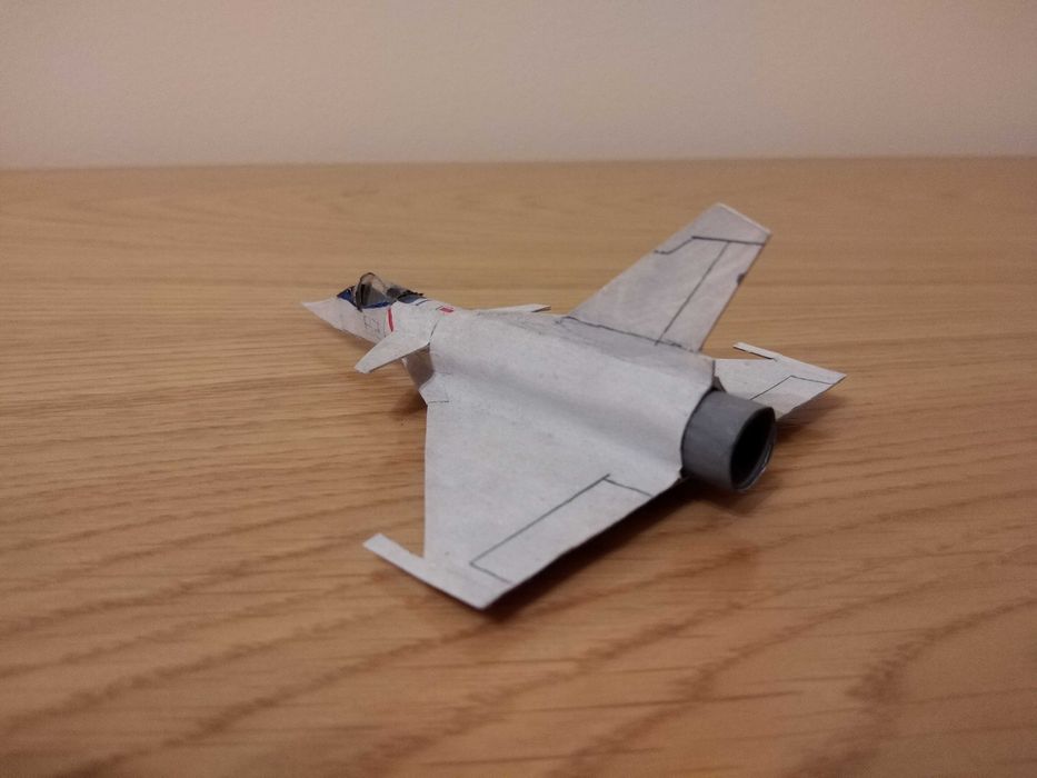 Avião em papel baseado no Mirage 2000