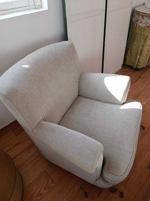 Poltrona muito confortável, de molas, chenile bege/cinza clarinho.