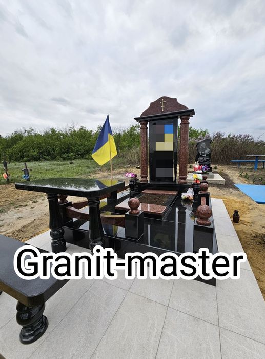 Меморіальні комплекси.  Пам'ятники військовим. Плитка. Огорожі