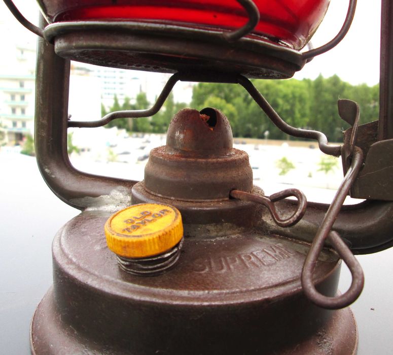 Antiga Lanterna a Petróleo com Vidro VERMELHO dos Caminhos de Ferro