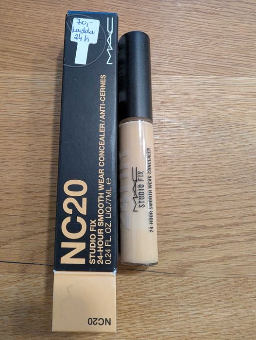 Korektor w płynie 24h - MAC smooth wear concealer, NC20