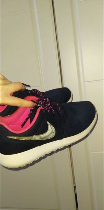 Granatowe z różowymi elementami nike roshe run, wysoka podeszwa