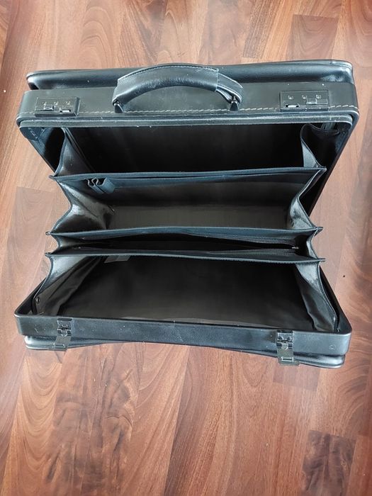 Skórzana stara walizka na kod