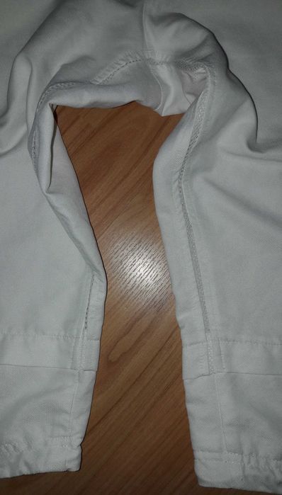 Białe spodenki szorty za kolano Adidas S
