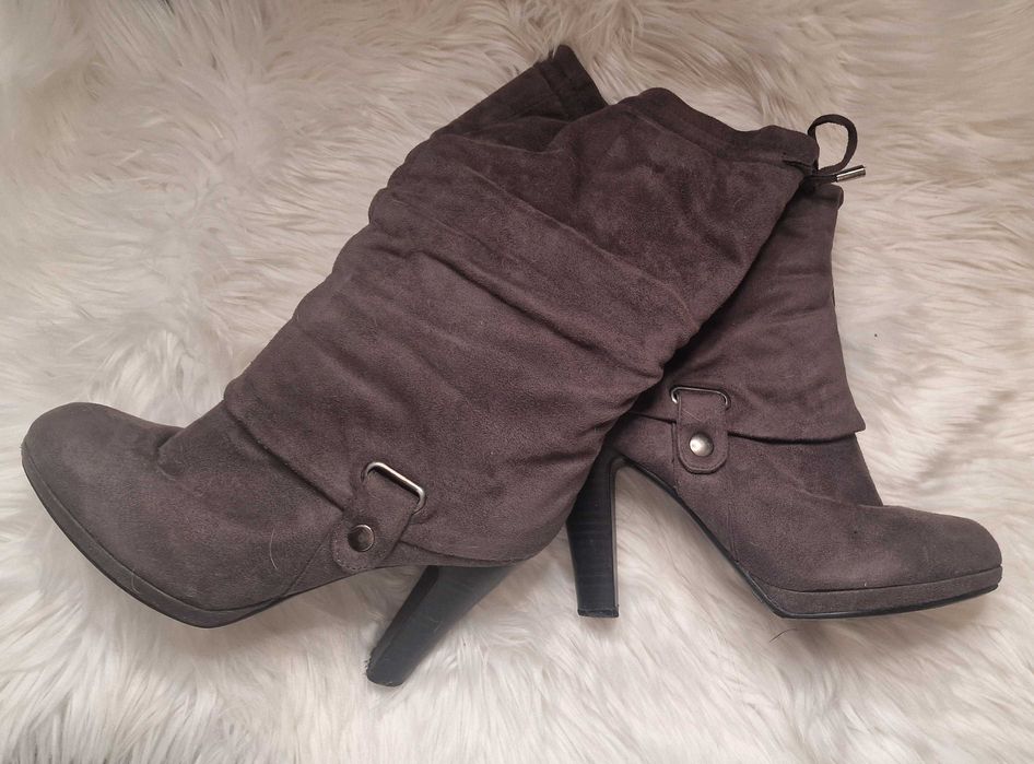 Botas de Cano Alto em Camurça Cinza