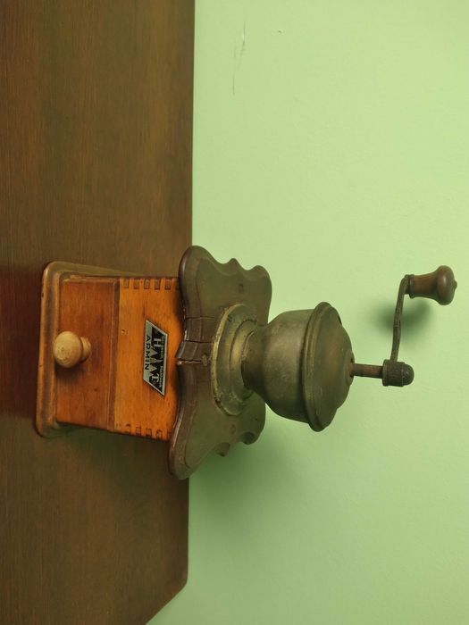 Antyczny Mlynek do kawy H,T, Armin