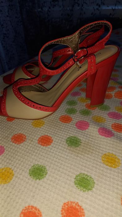 Босоножки кожаные.