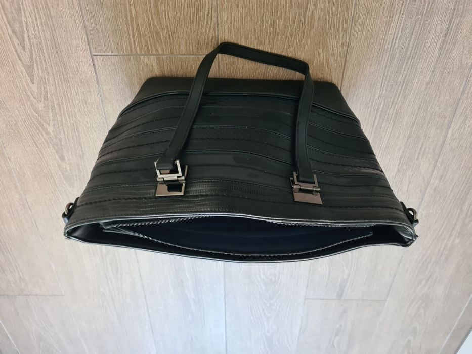 Mala senhora preta forrada tecido azul