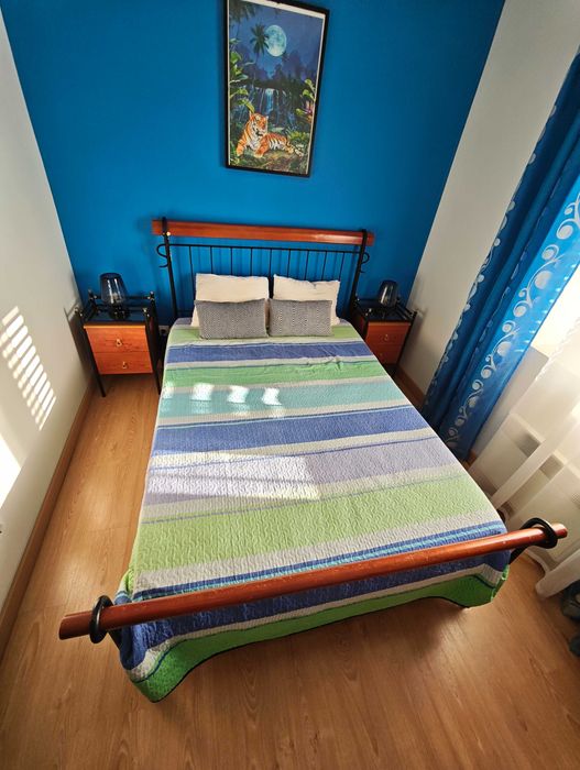 Cama de ferro com mesinhas cabeceira e cómoda