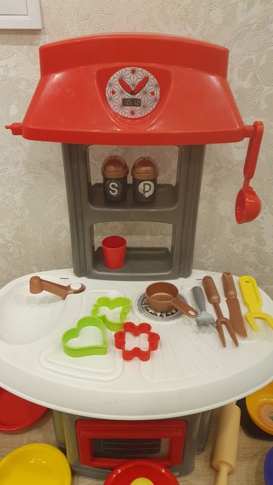 Детская кухня с посудкой