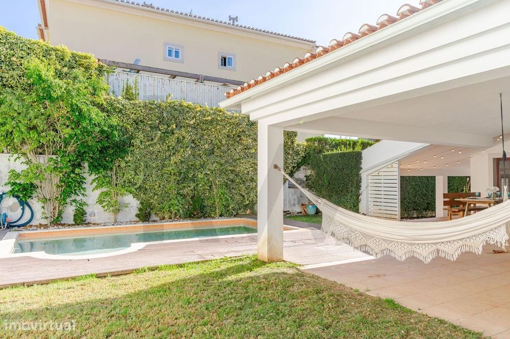Moradia T4+1 com piscina, jardim amplo e garagem | Barcarena