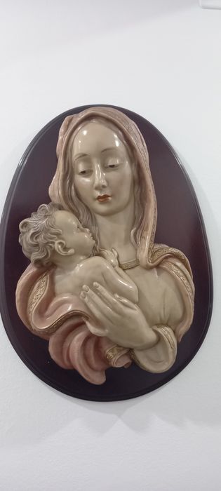 Vendo linda imagem de mãe e filho com base de madeira