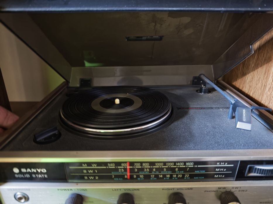 Rádio e gira discos SANYO e respetivas colunas