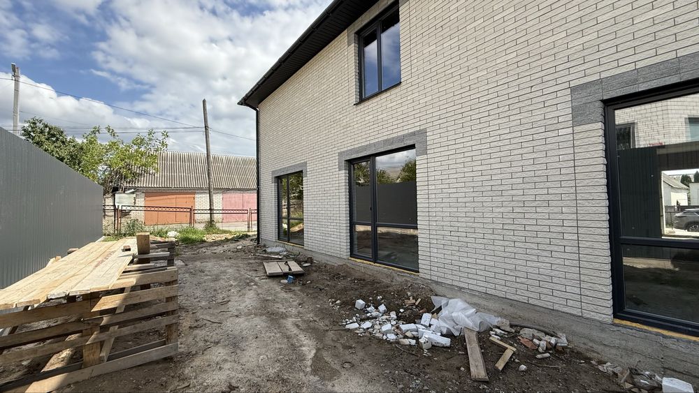 ТаунХаус 3 кімнати 85 м2 власний двір в ТОП Локація в Місті