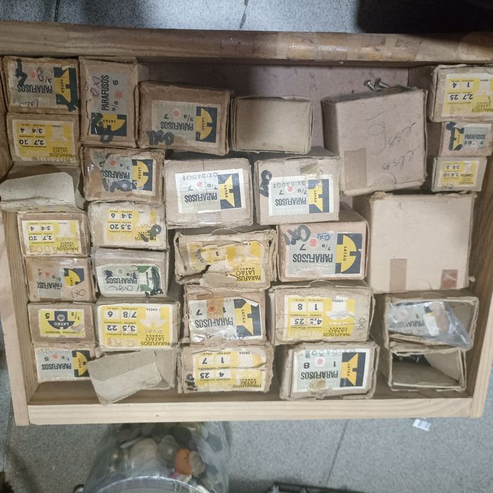 Parafusos antigos em latão